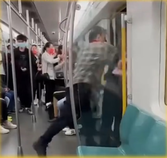 老外地铁上无故遭爆粗吐口水 连环勾拳打到大叔求饶 