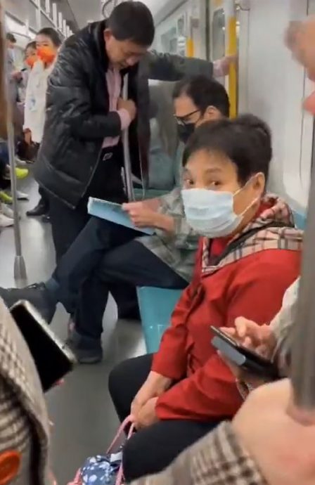 老外地铁上无故遭爆粗吐口水 连环勾拳打到大叔求饶 