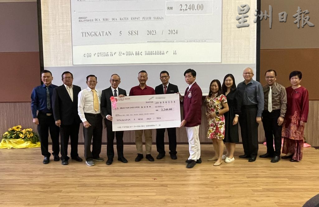 育才华中224名中五生毕业 迈向新里程碑