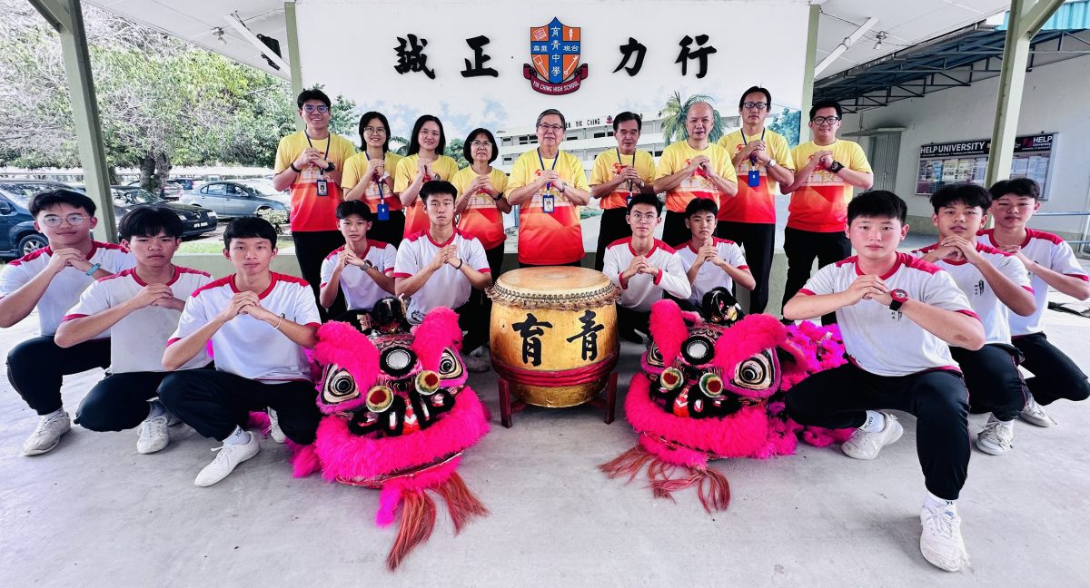 育青中学醒狮团 年初一至三向班台居民贺岁