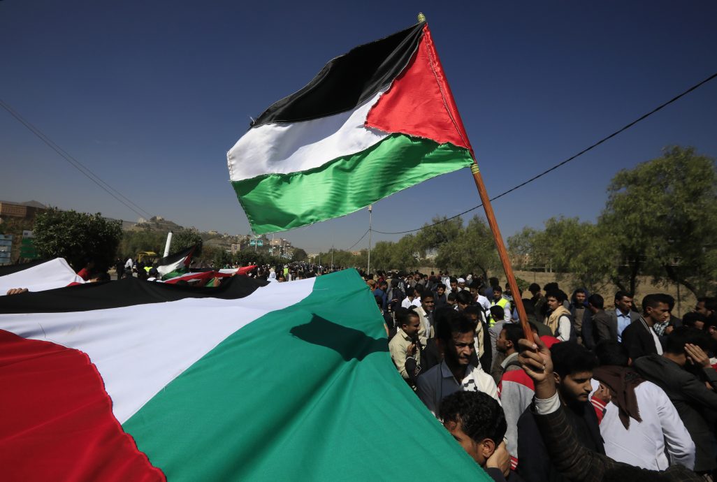 胡塞武装:发射导弹击中一艘美国军舰