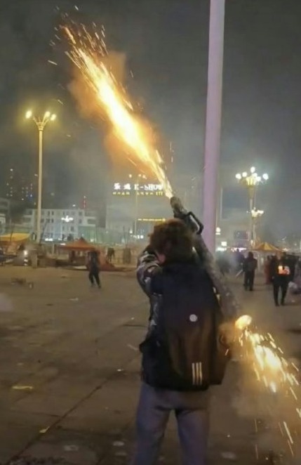 自制「火箭筒」放烟花酿爆炸 3人严重受伤