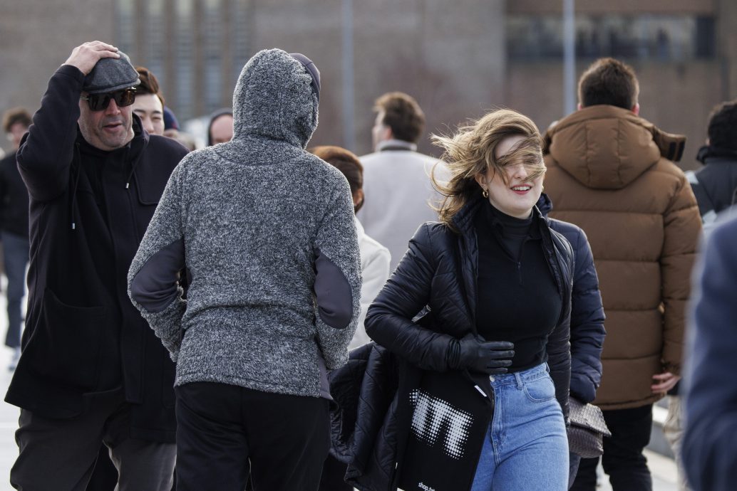 英国遭遇冬季风暴袭击2人死 交通大混乱