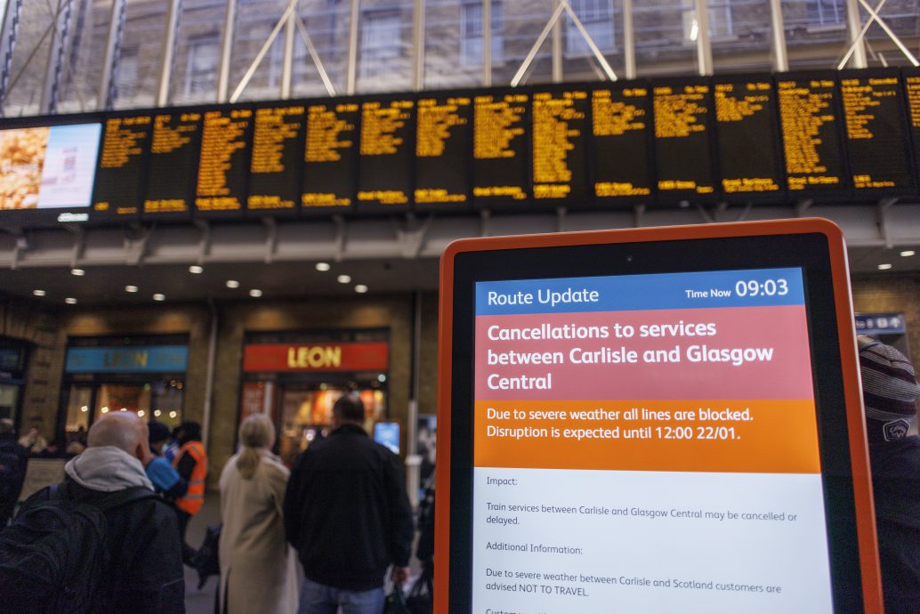 英国遭遇冬季风暴袭击2人死 交通大混乱