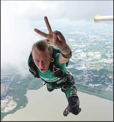 英男芭堤雅29楼天台现跳伞悲剧收场   降落伞没张开 坠地亡