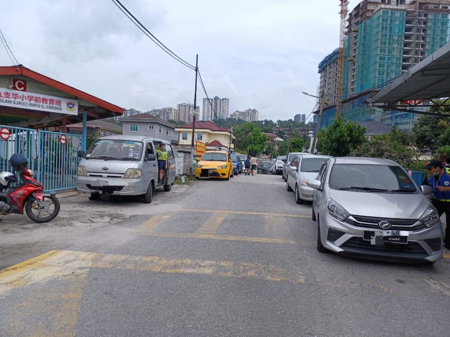 蕉赖文雅花园封路 学校路段交通顺畅