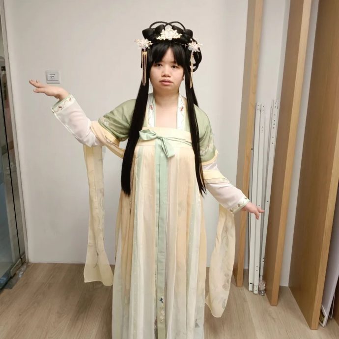 薛影仪古装飘仙气 被网民求婚回怼4字