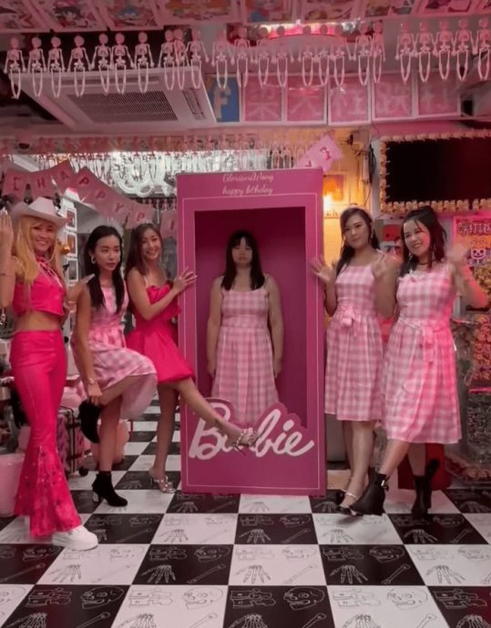 薛影仪扮芭比  网酸“像纸扎公仔？”