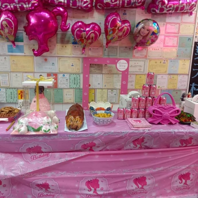 薛影仪扮芭比  网酸“像纸扎公仔？”