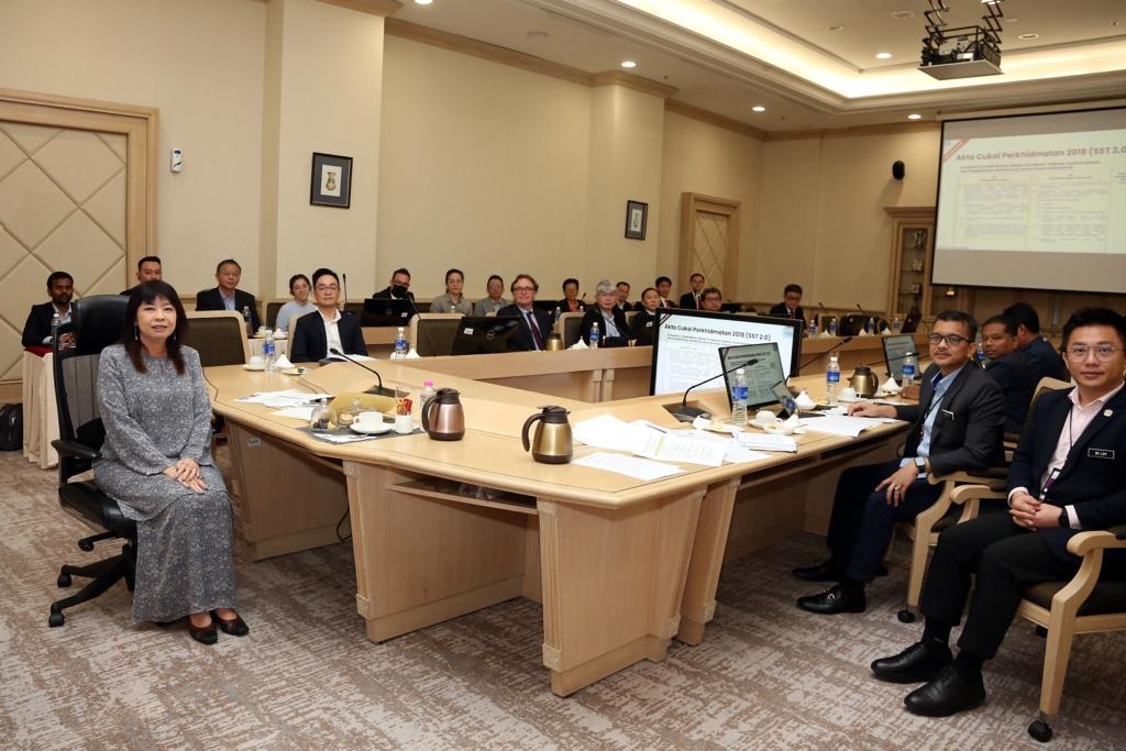 补图/3图(其中两张是场面,可择一)/ 林慧英和传统中医学及脊骨神经医学组织代表见面