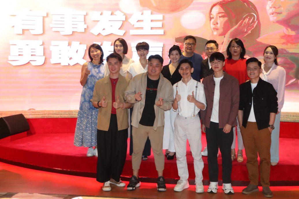 观看“勇敢发声”公益MV 赖淞凤激动泪崩