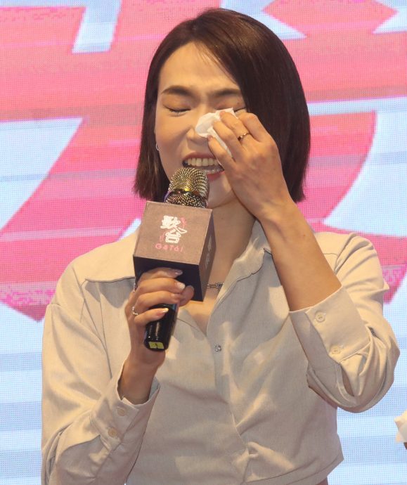 观看“勇敢发声”公益MV 赖淞凤激动泪崩