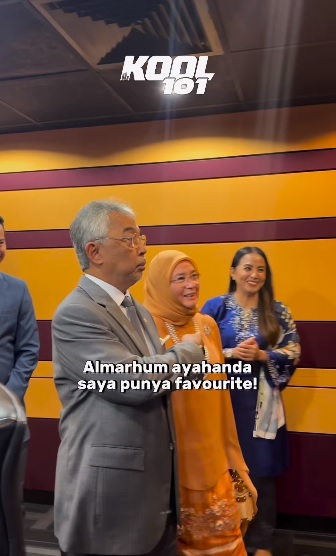 视频 | 元首访电台赞DJ“已故父王最喜欢听你唱歌”