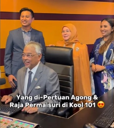 视频 | 元首访电台赞DJ“已故父王最喜欢听你唱歌”