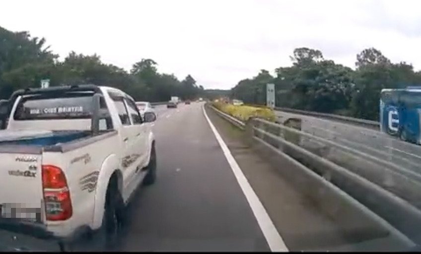 视频 | 救护车示意3次Hilux仍不让路！“我们急著救人他们却在笑”