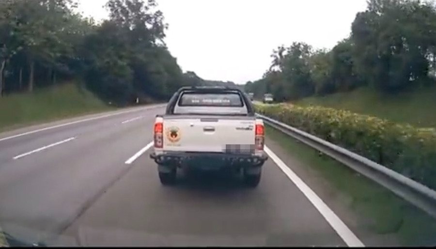 视频 | 救护车示意3次Hilux仍不让路！“我们急著救人他们却在笑”