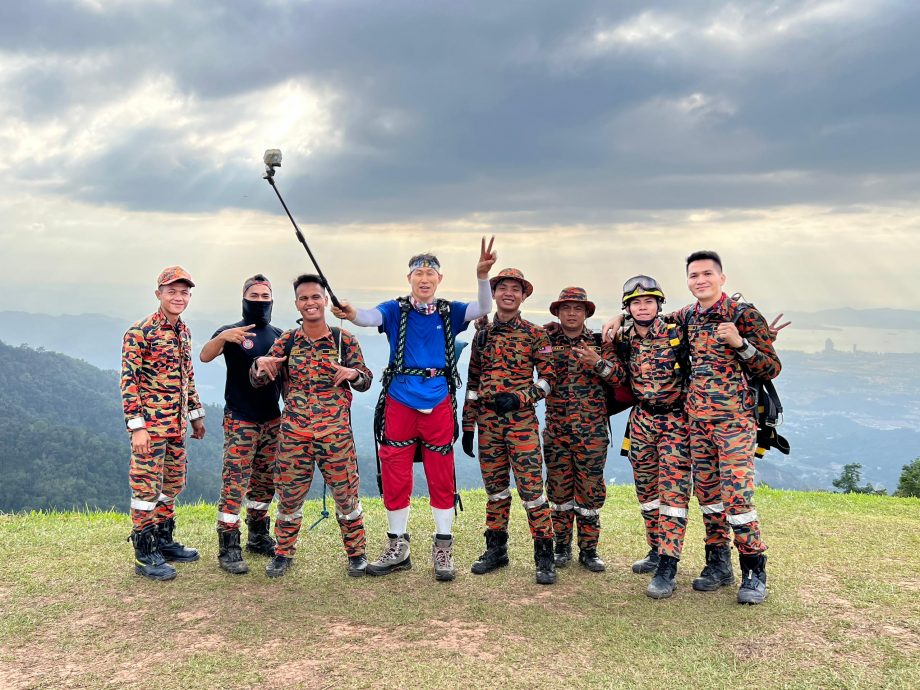 视频 | 爱的迫降剧情重现?韩国男沙巴玩滑翔伞吊挂树上