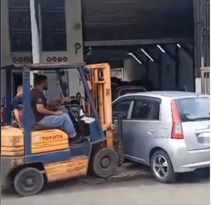 视频 | 门口被挡无法开门做生意 店家出动叉车把Axia扛走!