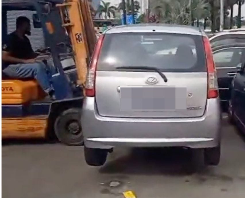 视频 | 门口被挡无法开门做生意 店家出动叉车把Axia扛走!