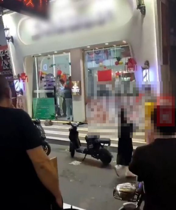 视频 | 顾客对新发型大感不满 发型师用剪刀捅伤他！