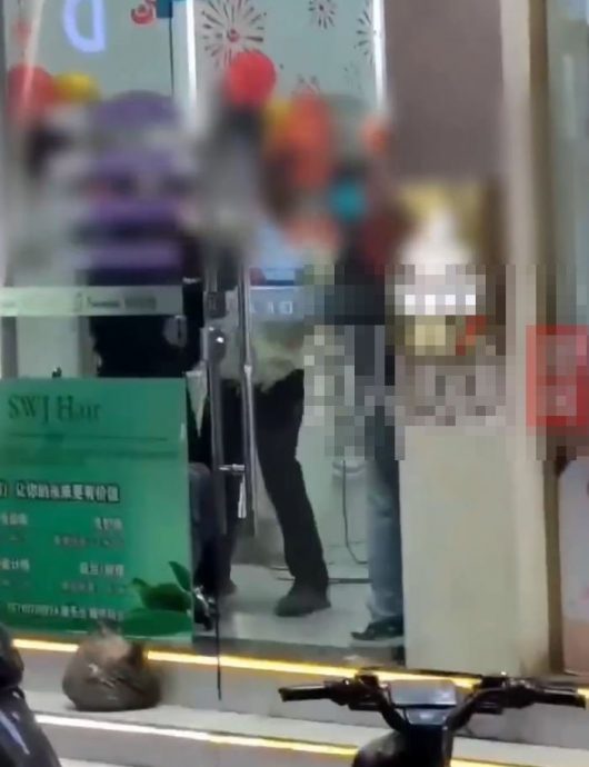 视频 | 顾客对新发型大感不满 发型师用剪刀捅伤他！