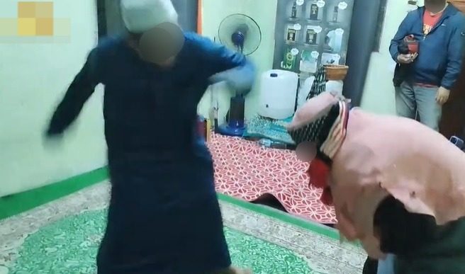 视频|挥拳打病人帮“驱魔” 网质疑宗教师“好奇怪”