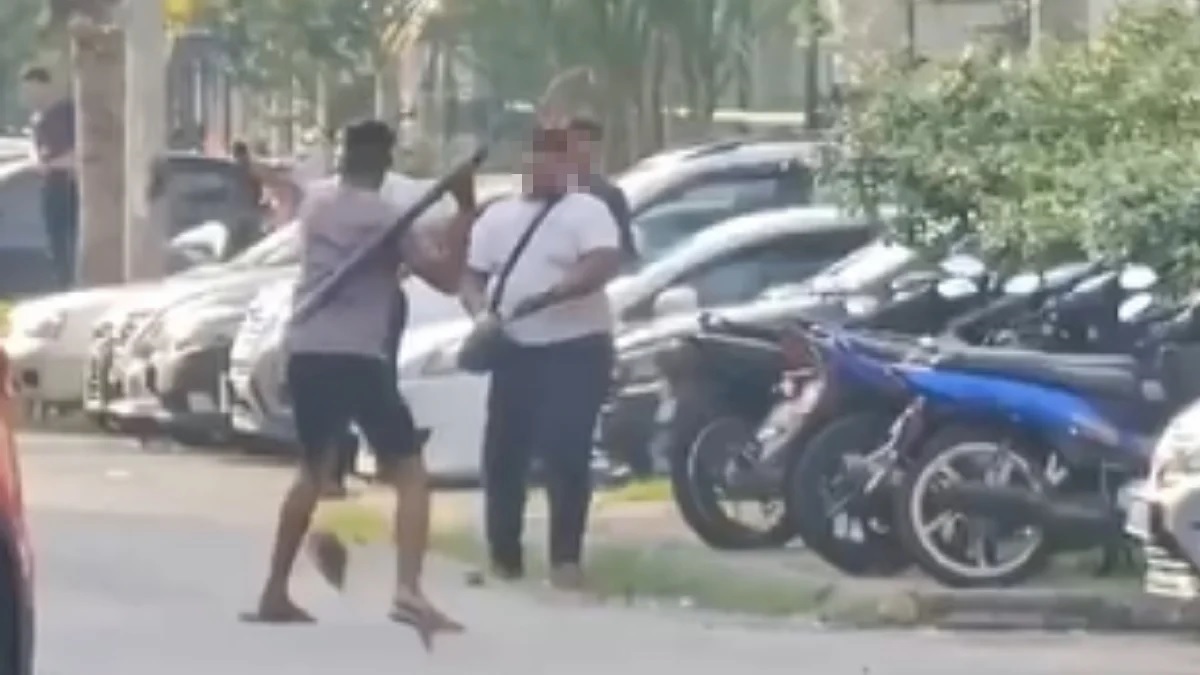 视频|挥木棍巴冷刀当街打架！ 警证实：感情纠纷