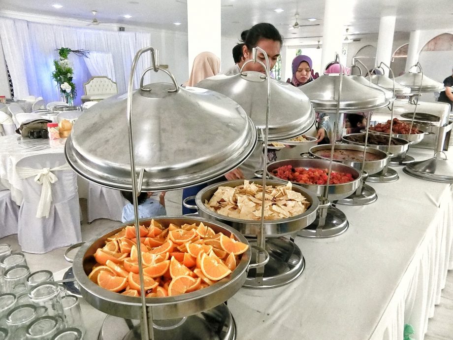 视频|新人办婚礼外人别插手 化妆师:学会尊重就不会帮倒忙