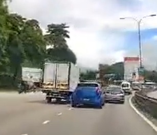 视频|轿车司机危险驾驶不满被鸣笛 快速车道紧急刹车阻对方前走