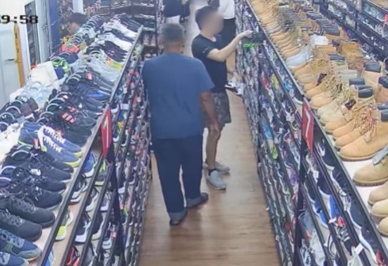 视频|逛二手店顺手牵羊 男子穿黑鞋进换白鞋出 