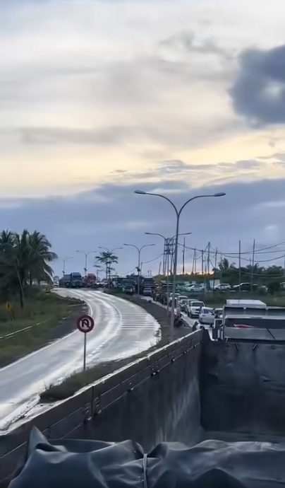 视频|道路破烂又塞车 网吐槽：“优化亚庇机场前 先修路！”