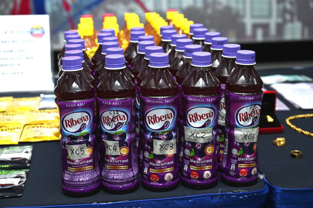 警方捣贩毒集团逮6男女. 起逾93万毒品金饰等