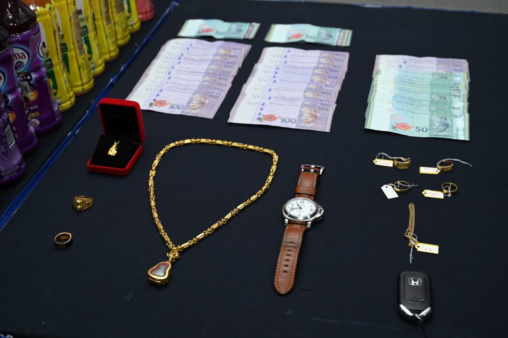 警方捣贩毒集团逮6男女. 起逾93万毒品金饰等