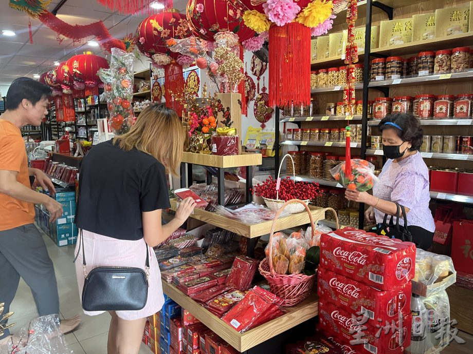 贺卡式微依然有需求 龙年红包封深受喜爱