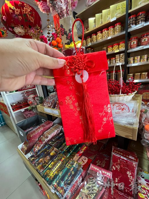 贺卡式微依然有需求 龙年红包封深受喜爱
