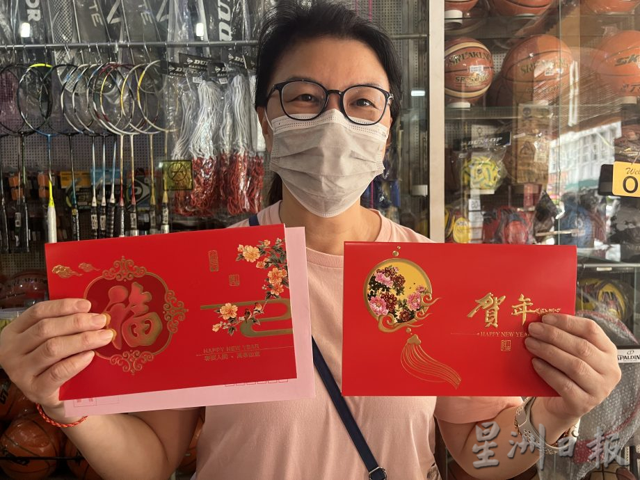 贺卡式微依然有需求 龙年红包封深受喜爱