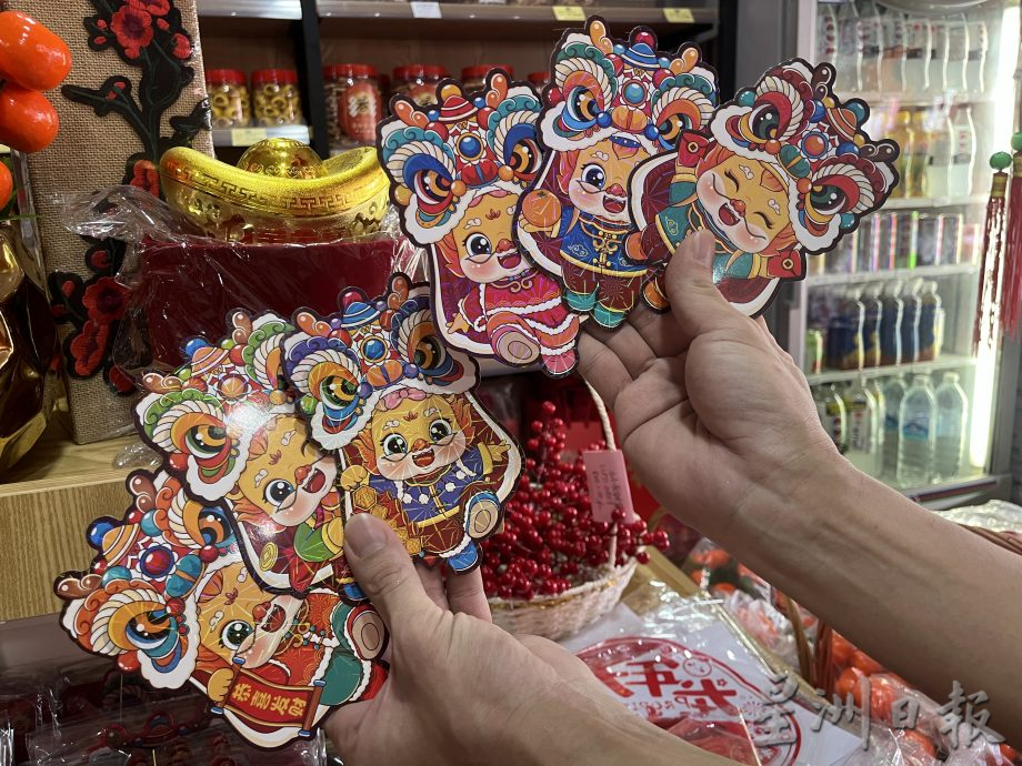 贺卡式微依然有需求 龙年红包封深受喜爱