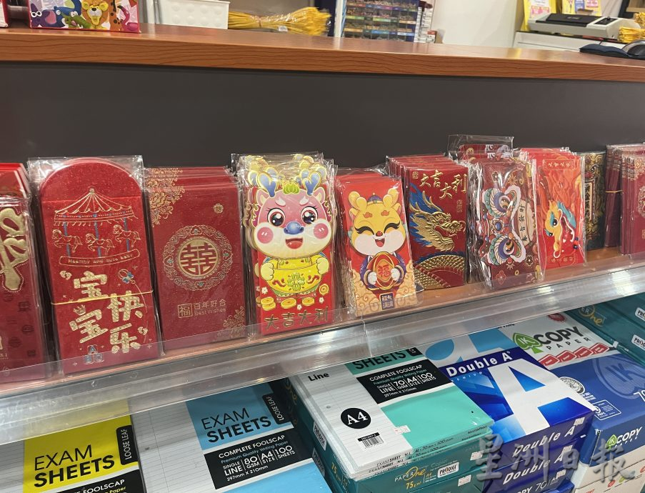 贺卡式微依然有需求 龙年红包封深受喜爱