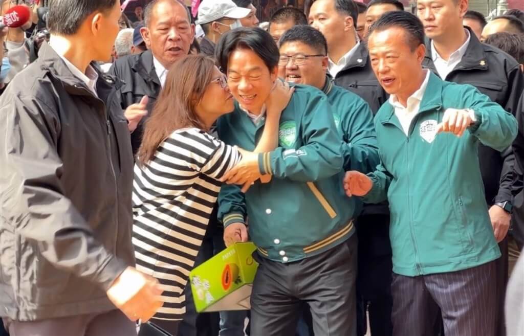 赖清德辅选遭“吻袭” 引维安疑虑