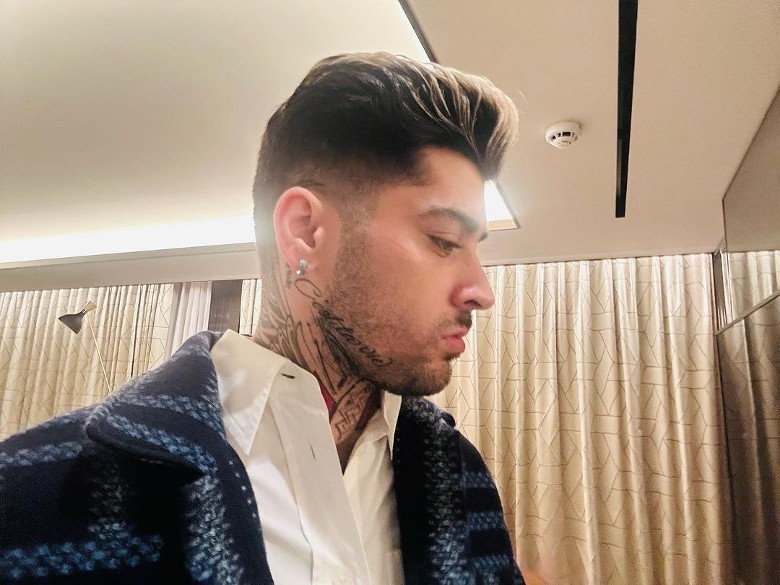 赞恩为脱离粉丝包围 右脚被车辗过