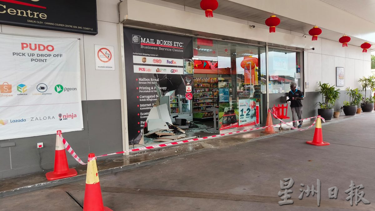 车直撞油站店面 原来是老翁右脚抽筋