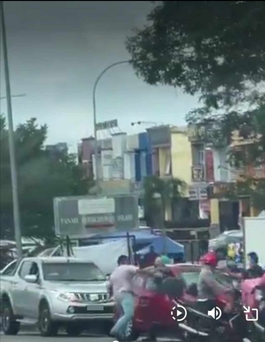 轿车刹车器失灵撞2车·老年司机当街被人殴打泄愤