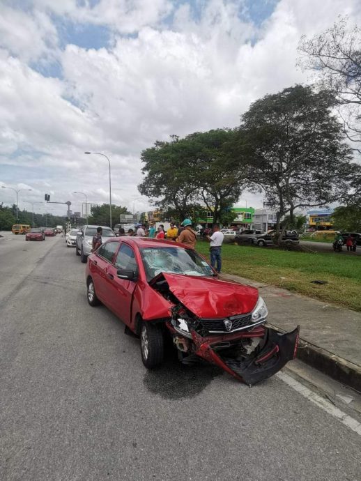 轿车刹车器失灵撞2车·老年司机当街被人殴打泄愤