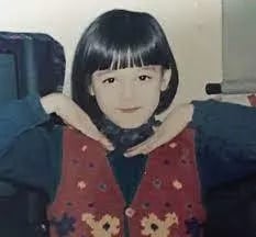 迪丽热巴婴儿照被挖 网赞叹:没整容