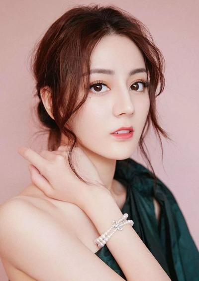 迪丽热巴婴儿照被挖 网赞叹:没整容