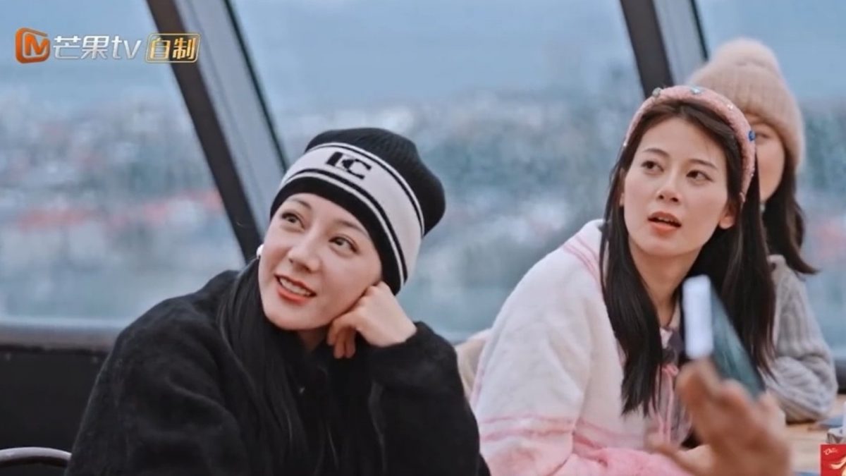 迪丽热巴游冰岛被美女煞到 主动出击邀合照自荐陪玩