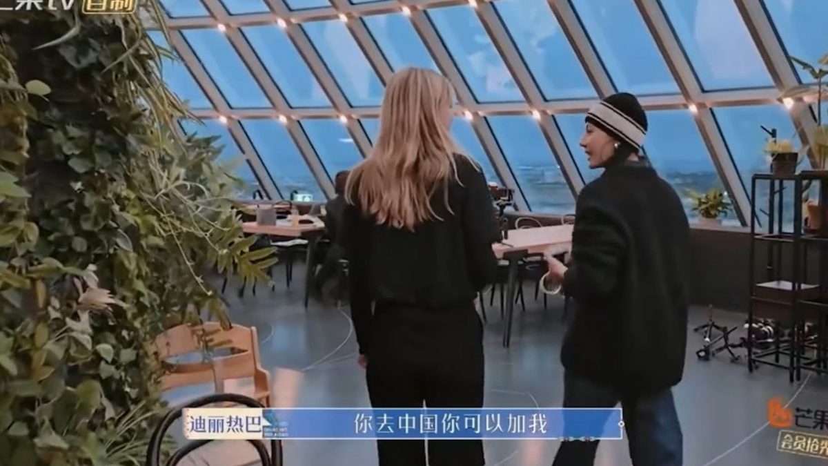 迪丽热巴游冰岛被美女煞到 主动出击邀合照自荐陪玩