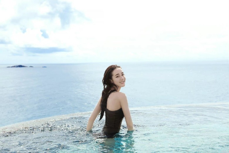 迪丽热巴游冰岛被美女煞到 主动出击邀合照自荐陪玩