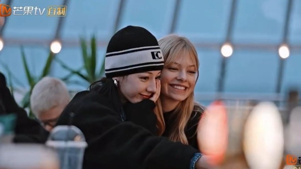 迪丽热巴游冰岛被美女煞到 主动出击邀合照自荐陪玩