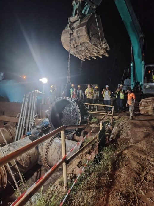 重签(全国版)尽管发生北赖河底水管爆裂,威北双溪赖滤水站水管阀门更换工程如火如荼展开。